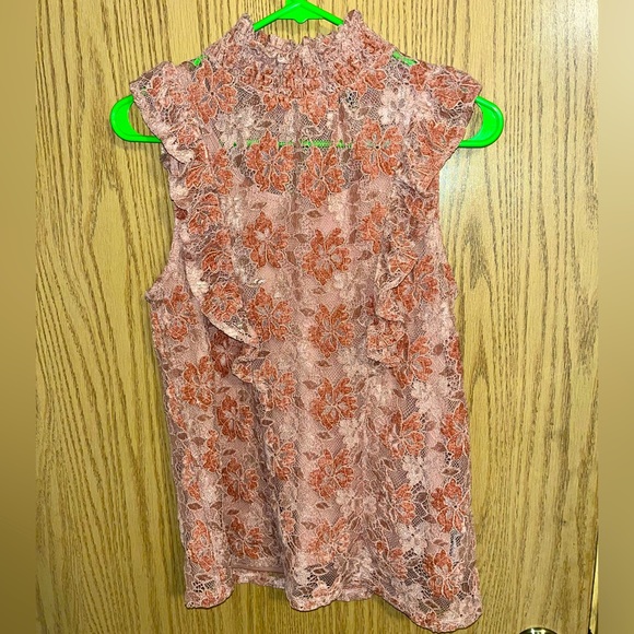 Adorable Lacey ruffled blouse - Picture 4 of 8